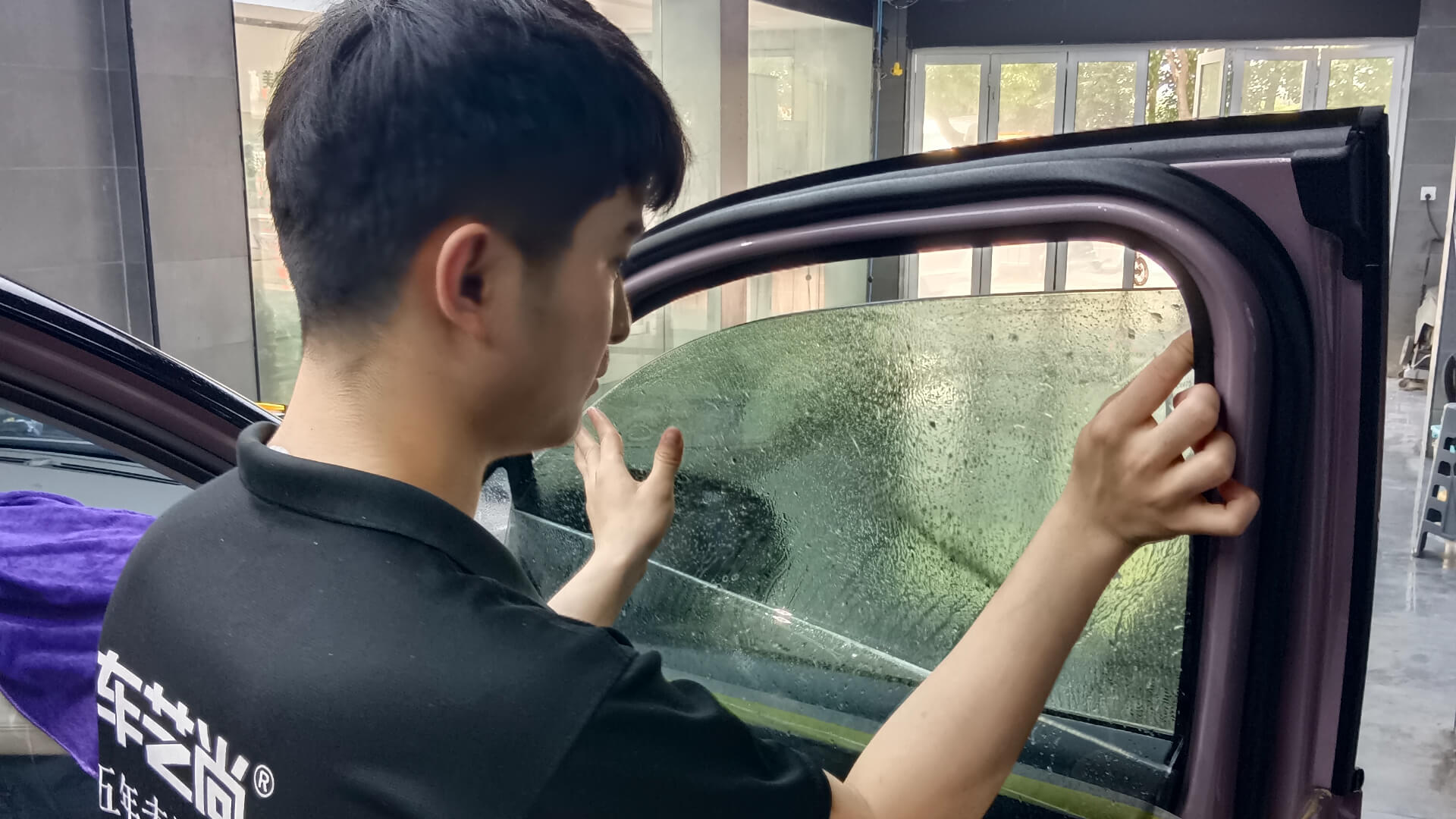 汽车隔热膜是贴在玻璃里面还是外面？