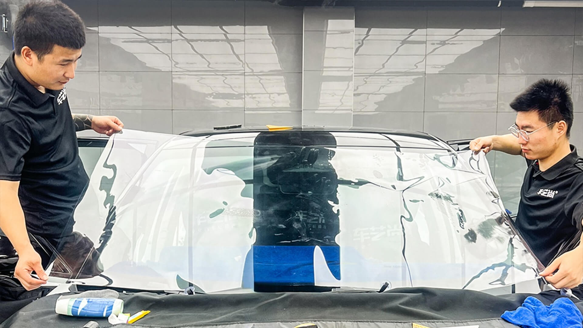 汽车玻璃膜：是贴里还是贴外？前挡膜选哪个好？
