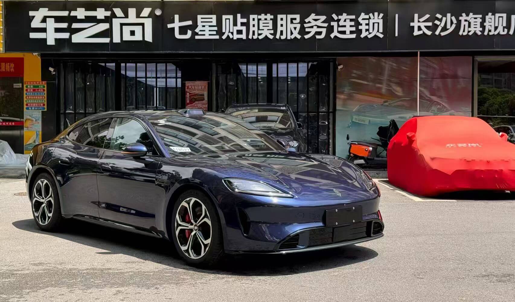 长沙汽车贴膜怎么选?车艺尚长沙龙膜授权店 适配星城气候更耐用