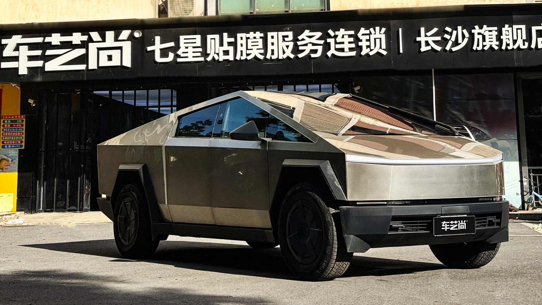 长沙汽车贴膜怎么选?车艺尚长沙龙膜授权店 适配星城气候更耐用